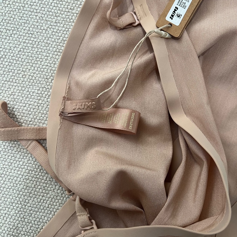 Skims Sheer Sculpt Bandeau Bra- Size 2 XL - Picture 2 of 3